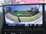 【リアカメラ】リバースに入れるだけで後方の映像が映ります。安全確認や、狭い駐車場での車庫入れ、雨の日や夜間など視界の悪い時に便利です。安全にバックする為には欠かせない装備です。