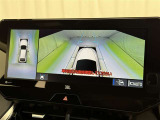 パノラミックビューモニターを装備。駐車場や交差点でクルマを真上から見るように周囲を確認できます。機能の詳細は販売店スタッフまでおたずねください。