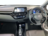 運転席周りのレイアウトをご覧ください。ナビゲーションが綺麗に装着されすっきり収まってますね!