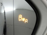 隣車線を走る車両をレーダーで検知し、ドアミラーでは確認しにくい後側方エリアに存在する車両に加え、急接近してくる車両も検知します。車両を検知するとドアミラーに搭載されたLEDインジケーターが点灯します。