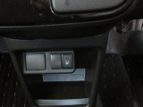 運転席には冬場に快適、シートヒーターが付いてます。
