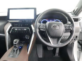 《運転席》目線の位置も高くて運転席からの視界も良好です。シート高さ位置も調整できるので、乗りやすいですね。