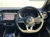 使いやすく安全な操作性と良好な視界を実現した運転席!