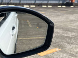 【ブラインドスポットアシスト】車線変更時に目視できない車を検知すると、検知した側のミラーに警告ライトが点灯。更にステアリングを制御し、アシストしてくれます。
