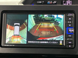 【パノラマモニター】 上から見下ろしたような映像が、運転の不安を軽くします。