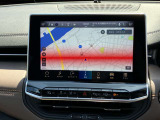 タッチスクリーンをタップするかスワイプするだけですべての機能を呼び出せます。Apple CarPlayおよびAndroid Autoに対応しスマートフォンとのシームレスな 連携も実現。さらに、USBポートを標準装備しています。
