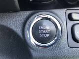 エンジンスタートスイッチです。キーが車内にあれば、エンジンの始動や停止はスイッチを押すだけ!キーを取り出す手間を省き、ワンプッシュで操作できるので簡単でスムーズです。