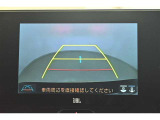 バックガイドモニター(バックモニター)付き。車両後方の映像をナビ画面に表示し、駐車などの後退操作をサポートします。