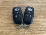 【スマートキー】 スマートキーを携帯していれば、ドアハンドルのボタンを押してロックの解除ができ、パワースライドドアもワンタッチで開閉できます。