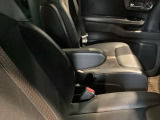 安定した姿勢が生む快適なドライブ。アームレストがあるだけでドライブがもっと楽しくなりますよ。