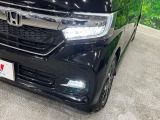 【LEDヘッドライト】悪天候や夜間走行時も良好な視界を確保し安心して運転できる高輝度LEDヘッドライトを装備!点灯速度が早く、消費電力も抑えられています。
