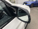 追い越し車線上を急接近してくる車両を認識してミラー内側に組み込まれたインジケータを点滅させドライバーに警告します。注意喚起に気づかず、ドライバーがそのまま車線を越えた場合には車線維持をサポートします。