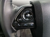 ステアリングには運転中でも簡単に操作できる各種スイッチついてます