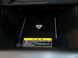 ワイヤレス充電対応のスマートフォンを置くだけでさっと充電できます。充電ケーブルが必要ないので車内がすっきりします。