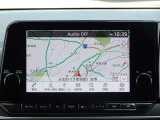【ナビ】メーカーSDナビ付きです。目的地を設定すれば初めての場所でも簡単に行くことができます。もちろん音楽だって聴けちゃいます♪