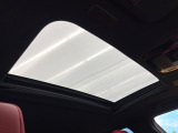 【サンルーフ】開放感たっぷりの希少装備、サンルーフが装着されています!車内に明かりを取り入れたり景色を楽しむ以外にも、車内の空気も簡単に換気できて快適です!