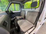 運転席まわりには十分なスペースがあり、大柄な方でもゆったり運転していただける環境です。
