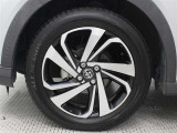 195/60R17タイヤ&17&times;6Jアルミホイール(切削光輝+ブラック塗装)を装着しています。