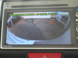 【リアカメラ】リバースに入れるだけで後方の映像が映ります。安全確認や、狭い駐車場での車庫入れ、雨の日や夜間など視界の悪い時に便利です。安全にバックする為には欠かせない装備です。