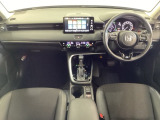 車内は光触媒抗菌消臭施工済です。インパネ周りはスタイリッシュなデザインです。グローブボックスやカップホルダーのほかにトレーなどたくさんの収納スペースが付いています。
