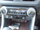 左右独立温度コントロールフルオートエアコンです。運転席、助手席それぞれで独立して温度設定ができます。冷え性の方が乗っても安心ですね♪