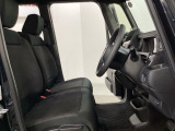 女性でも運転がしやすいように、シートの高さ調整機能(シートリフター)がついています。運転席と助手席の間が空いている為、助手席側への移動がスムーズです。交通量の多い道でも助手席側から乗り降りができます。