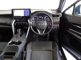 革巻きステアリングで快適な操作性の運転席です。