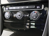 2ゾーンオートエアコン付きです!運転席側と助手席でそれぞれの温度調節が可能です!