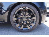 23インチ&rdquo;スタイル5135&rdquo;グロスブラック。285/40R23、ピレリ オールシーズンタイヤ装着。