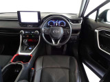 革巻きステアリングで快適な操作性の運転席です。