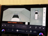 パノラミックビューモニターを装備。駐車場や交差点でクルマを真上から見るように周囲を確認できます。機能の詳細は販売店スタッフまでおたずねください。