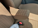 フロントシートにはセンターアームレスト付き、長時間の運転で疲れた腕を乗せてください。