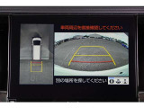 【パノラミックビューモニター】 後退時に車両の後ろ側を表示するだけでなく上から見たような映像で車庫入れなどバックする際に安心です。