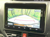 【バックカメラ】駐車時に後方がリアルタイム映像で確認できます。大型商業施設や立体駐車場での駐車時や、夜間のバック時に大活躍!運転スキルに関わらず、今や必須となった装備のひとつです!