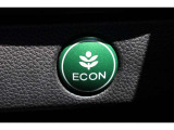 ECONボタンを押せば、エアコンの省エネモードなどで省燃費をサポートします。またヘッドライトレベリングでは光軸の上下調整ができ、重たい荷物を積んでも相手車両に眩しい思いはさせません♪