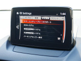 こちらのお車には先進安全装備が多数搭載されています。衝突被害を回避あるいは軽減するためのブレーキや、後方死角からの接近警報、車線逸脱を防止する警報装置など、詳しくはスタッフまでお尋ねください。