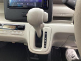 インパネシフトで運転席と助手席の足元は広々しています。