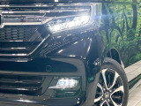 【LEDヘッドライト】悪天候や夜間走行時も良好な視界を確保し安心して運転できる高輝度LEDヘッドライトを装備!点灯速度が早く、消費電力も抑えられています。
