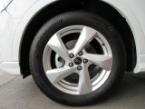 全車両に標準装備の純正アルミホイールは、純正ならではのバランスの良いデザインと、走行安定性をお楽しみ頂けます。