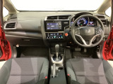 車内は光触媒抗菌消臭施工済です。スタイリッシュなデザインでスポーティなインパネ周りを演出します。グローブボックスやカップホルダーのほかにトレーなどたくさんの収納スペースが付いています。