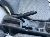 サイドブレーキ廻りにも小物が置けるスペースがありますので便利です。