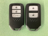 スマートキーを装備しています。鍵を差し込むことなくドアロックの開け閉めと、スタートボタン操作でのエンジンスタートができます。スペアキーも同じものを用意しております。