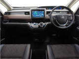 ◆視界広々で非常に運転しやすくロングドライブでも疲れを感じさせないすっきりとまとまったインパネ周りです。