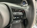 アクセルから足を離しても設定したスピードを保ち走行し、高速道路での疲労軽減に役立つクルーズコントロール、暖房が効くまでの間に手のひらをじんわり暖めてくれるステアリングヒーター付きです!