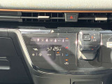 タブレット端末のようなタッチパネル式のオートエアコン採用。凹凸のない滑らかな表面で操作感を高めています。