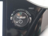 スマートキーを携帯していれば、ブレーキを踏みながらパワースイッチを押すだけでハイブリッドシステムが始動します。
