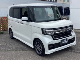 自社整備工場で点検整備をおこなってからお渡ししています。車検が残っている場合は『12ヶ月点検整備』を、車検整備付きの場合は『車検整備』をおこないます。整備費用は車両本体価格に含まれています。