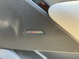 【MERIDIANサウンドシステム】精密なデジタル技術を用いて、車内で臨場感あふれるオーディオ体験を提供します。澄み渡った高音から迫力ある重低音まで鮮やかに再生します。