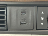 フロントに接続用と充電用USBジャックがあります。