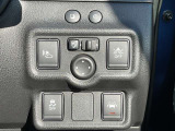 運転席ハンドル右側に様々な安全装置等のスイッチがございます。